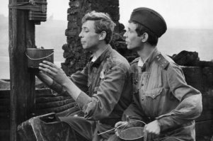Процесс очистки ликера (из фильма "Хроника пикирующего бомбардировщика").