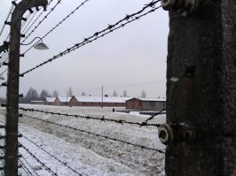 Колючку в тюрьме наклоняют внутрь, чтобы труднее было убежать. А детский сад защищают от придурков снаружи, поэтому и наклон наружу.