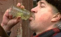 Диджей трудовик перед школьной дискотекой разминается.