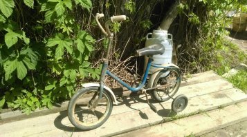 Он просто пока учится. Потом одно отстегнёт, а затем и второе ;)