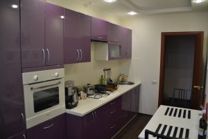 Это временная квартира, проект не мой и мне не очень нравится, сейчас как раз доделываю кухню в другой, там она интереснее будет.