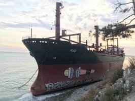 Рио под Геленджиком так и стоит. Охотников за металлоломом там нет, ибо охраняется. фото июльское