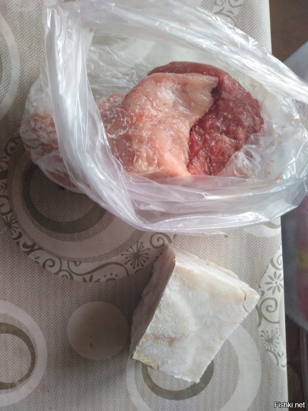 Вообще кошек желательно кормить натурпродуктами и не забывать что они хищники. Согласен, хорошие корма сейчас стоят как самолёт, но, оказывается что натуральным кормить выгоднее. Сейчас мы свою кошку кормим только натуральным, вот калькуляция: раза 3 в месяц покупаем 1-1,2кг нежирной говядины по 450-500р/кг, филе индейки бедра или грудки тоже 1-1,2кг по 350р/кг, замороженный рыбный брикет "филе минтая" 1кг за 300р, в сумме получается от 1100 рублей до 1300, мясо покупаем свежее в мясной лавке, сразу после покупки кошку можно побаловать чуть-чуть сырым мясом, но наша его много не ест, больше играется, делим куски говядины и индейки на 5 частей, рыбный брикет тоже разрезаем на 5 кубиков по 200 грамм, мясо фасуем в пакетики по формуле 1 кусок говядины + 1 кусок индейки и замораживаем, кормление происходит так - варим на медленном огне говядину с индейкой с малым добавлением йодированной соли (1/3 от того что себе бы солили, максимум треть чайной ложки без горки), чередуя вид мяса даём порционно 3 раза в день утром днём и вечером, когда сваренное мясо заканчивается - варим рыбу, так же на медленном огне и так-же с малым добавлением соли, у кошки начинаются рыбные дни, потом опять мясо, в общем этого хватает примерно на полторы недели, ну скажем дней на 10, таким образом затраты на кошку в месяц составляют 3300-3900 рублей, кроме мяса, естественно, нужны овощи, тут у каждого свои предпочтения, наша очень любит варёную картошку и щи с капустой, не отказывается в принципе ни от какого супа, ест рис (осторожно, много нельзя, а то запор может быть) и гречку, от макарон тоже не откажется, сыр не оставить без присмотра - утащит и схомячит, очень ей он нравится, творог ест, кабачки тут жарил - кабачок съела, в общем сами смотрите что ваша кошка или кот любят, теперь сравните с ценами на хорошие корма - удивитесь что корма часто получаются дороже чем полноценное здоровое натуральное питание, кстати, можно разнообразить мясо варёным говяжьим языком, свиной язык тоже подойдёт, но только не кормите свиным мясом - оно для кошек слишком жирное, филе курицы вроде как дешевле индейки, но оно аллергенно и у кошки может начаться аллергия, выражающаяся, например, постоянным чесанием. Я тут как-то решил купить вкусняшки для кошки - маленькие такие консервные баночки, не помню какой фирмы, по 120 рублей за баночку 90 грамм, написано было что это лакомство для кошки, положил, кошка понюхала и начала закапывать, даже не притронулась, "лакомство" так и засохло.
Специально сфотографировал: