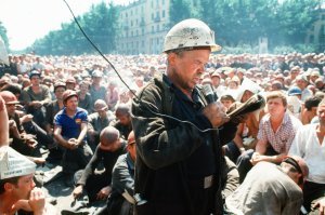 Я в те годы как-раз работал в первой аптеке г. Кемерово, которая находится на площади Ленина в г. Кемерово, где сидели шахтёры и разваливали страну.