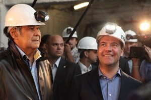 Я в те годы как-раз работал в первой аптеке г. Кемерово, которая находится на площади Ленина в г. Кемерово, где сидели шахтёры и разваливали страну.