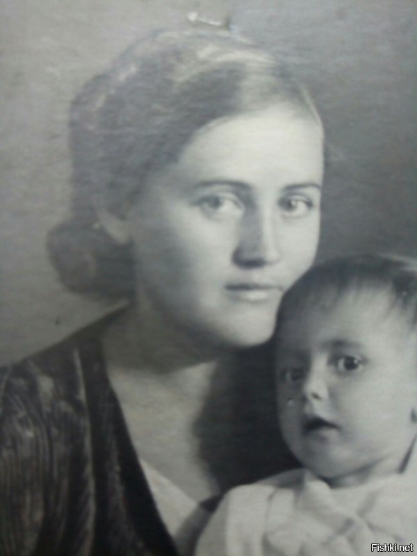 Девушка на фото "Молодежь" 1937 очень похожа на мою бабушку...