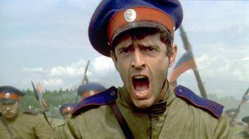 Всё обговнял недоснятый "Тихий Дон". Кто-то потом доснимал.
Это Гришка Мелехов с каким-то капелюхом на пендосской башке.
И Аксинья с лошадиной американской мордой из штата Арканзас...