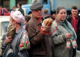 Как Вы думаете, откуда у мужика хлеб? Ну, огурцы и помидоры (слева) можно вырастить самому. Водку (справа) можно купить пока были деньги и хранить под кроватью. Но хлеб то откуда? Кто будет покупать хлеб в магазине чтобы перепродавать на улице?
А я объясню: этот мужик (скорее его брат, отец или сын. Чтобы не засветиться) работает сторожем в пекарне. Ворует там хлеб ночью и продает его утром за 1/2 цены. Сам так покупал хлеб, потому что реально жрать было нечего. Иногда даже ходил по ночам прямо к хлебопекарне. 
Спасибо Ельцину и Чубайсу за "святые 90-е".