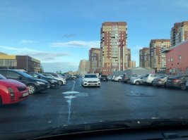 Обычно перед ним и за ним еще куча машин паркуется - и так почти в каждом кудрово. А этому, похоже, сегодня на работу к 10.