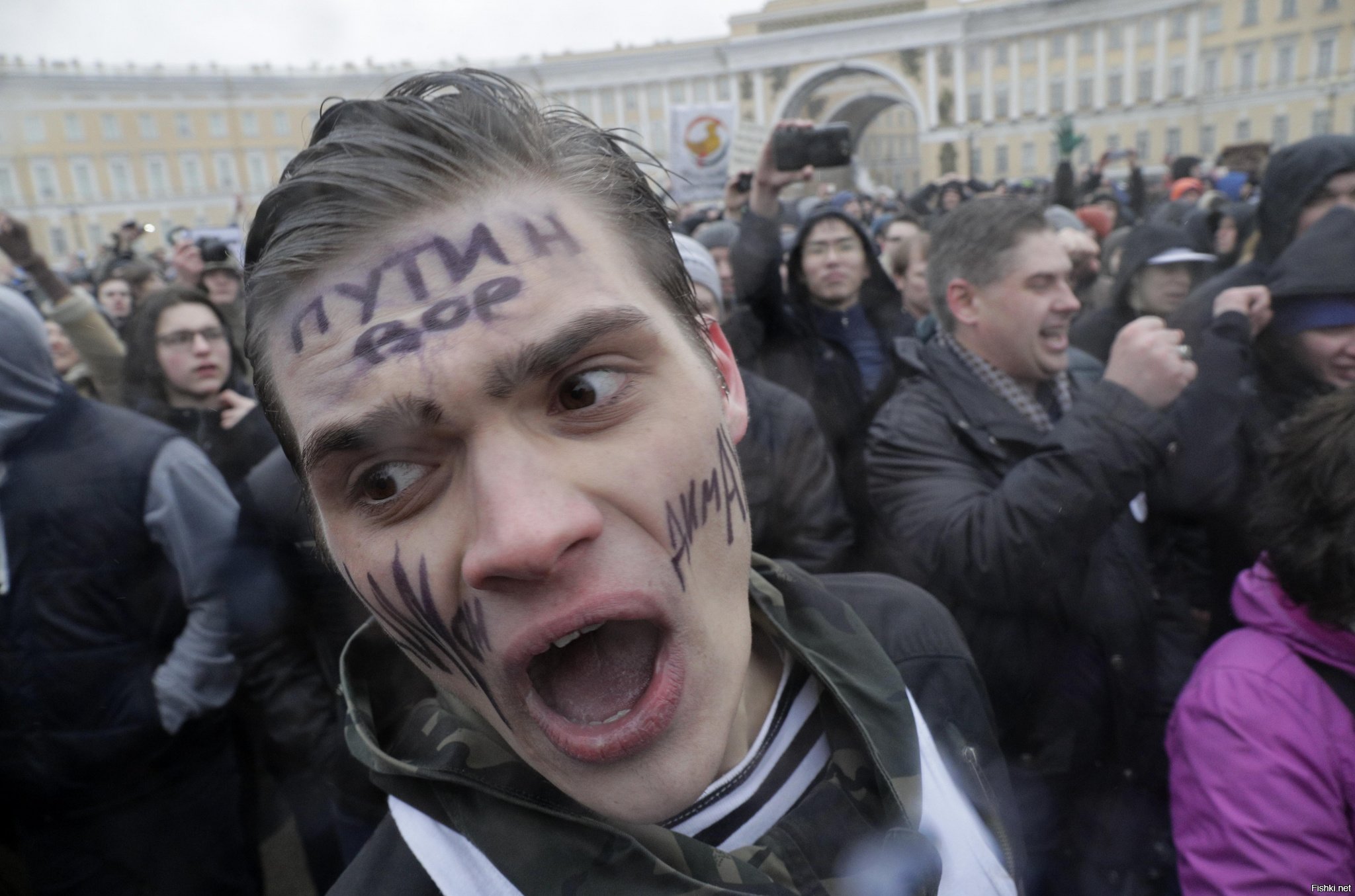 Навальный мразь. Дебилы на митинге. Фанаты Навального. Навальнята на митинге. Тупые навальнята.