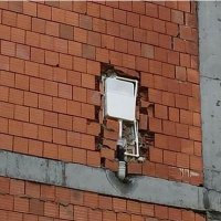 Подвесной унитаз, бачок спрятан в стену. Вид с обратной стороны.