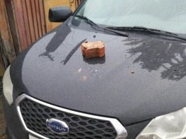 Это интеллигентно намекнули. Нормально. 
Ко мне тут на прошлой неделе мужик приезжал, поставил в соседнем дворе, поставил аккуратно, никому не перекрыл, но народ на чужого отреагировал, и тоже намекнули: мы когда к машине подошли уезжать, то на капоте лежало два ОГРОМНЫХ гриба. И где их такие взяли, удивительно, но ржали мы долго, благословляя доброту местных - могли и поцарапать и не положить что-нибудь, а сверху кинуть.