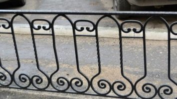 А автор этого забора, тогда чем занимается.