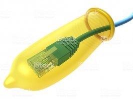 Зачем заклеивать камеру и микрофон?