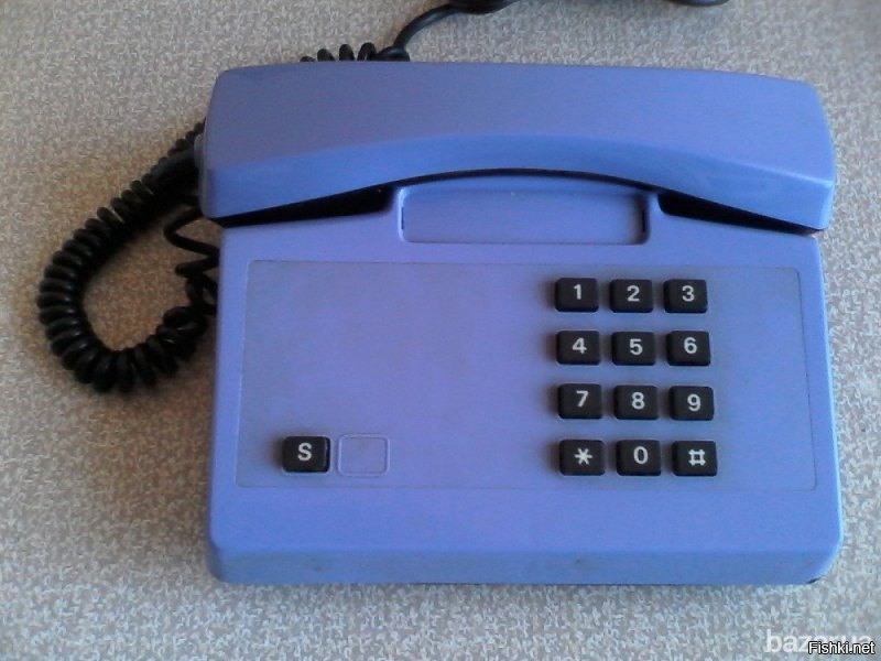 В 90х у меня бабушка получала зарплату на работе продукцией-телефонными аппаратами, которые приходилось впаривать по знакомым-кому нужно, или продавать на радиорынке.