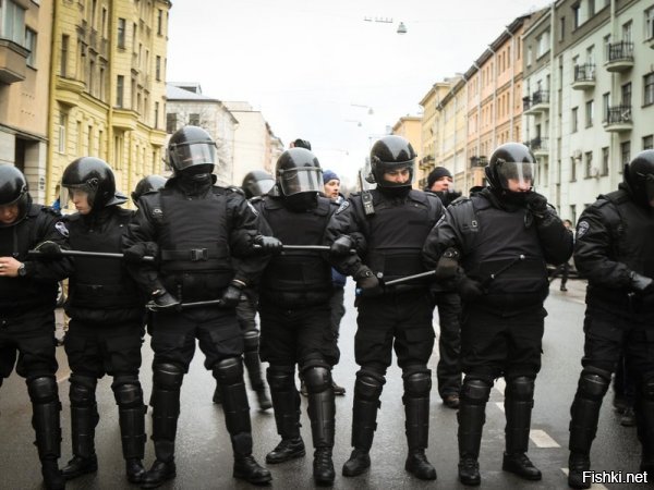 В лицо смерти смотрят те силовики, которые террористов нейтрализуют и  заложников освобождают, а это рыцари  балаклавы и дубинки...
Товарищи по оружию, блин!