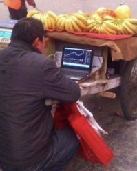 Я вообще миллионер. Акциями занимаюсь. А на рынке торгую так... Для души...©