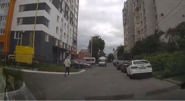 А какого жуя надо было туда лезть, если там уже находится бусик, а сама габаритов не чувствуешь?