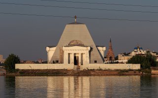 Храм-памятник воинам, павшим при взятии Казани в 1552 году (Храм-памятник в честь Нерукотворе нного Образа Спасителя)   каменный храм, построенный в XIX веке в память о воинах, погибших при осаде и взятии Казани в 1552 году. Один из старейших казанских памятников и воинских мемориалов России.