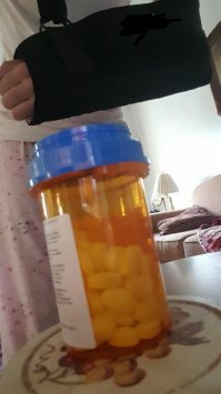 Типичный тупой Амер. Баночку открыть вообще не проблема и с 2 сломанными