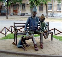 Это не ЖКХ-арт и Гудвин тут ни причем, а скульптура "Грустный клоун" или "Дружба не ржавеет", одна из достопримечательностей Тагнрога. Вот тут можно прочитать подробнее: