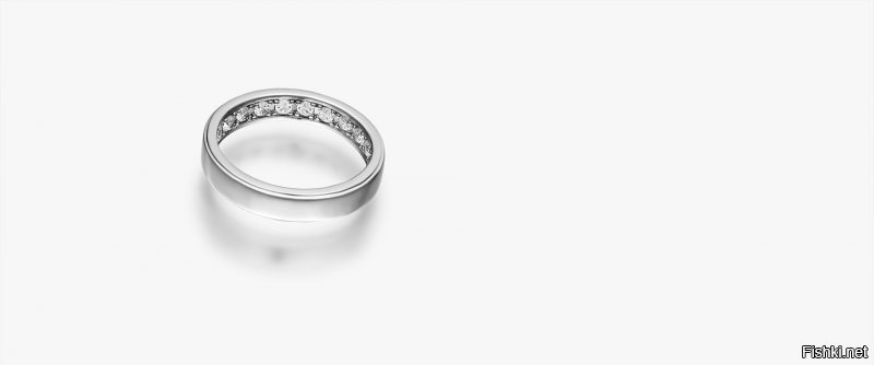 Белое золото, бриллианты. Называется - Daimond insaid. Обручальное кольцо. На пальце смотрится как обычное серебряное колечко. Моя такое носит, чтоб без палева и зависти.