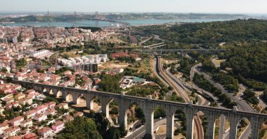 Акведуки еще римляне строили, а в средневековой Европе был в каждом городе. В Португалии до сих пор сохранились в многих городах. Правда, только для красоты - сейчас их функции выполняют нормальные водопроводы.
Вот какие красавцы: