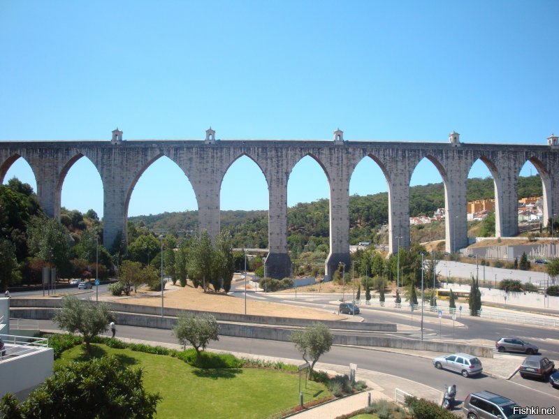 Акведуки еще римляне строили, а в средневековой Европе был в каждом городе. В Португалии до сих пор сохранились в многих городах. Правда, только для красоты - сейчас их функции выполняют нормальные водопроводы.
Вот какие красавцы: