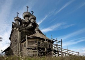 несколько лет говоришь.. А несколько столетий при грамотной постройке и обслуживании не хочешь?
На втором фото в частности постройка-1733-го года.
На третьем-кровля провалилась, а все кресты на месте. 
Учили-учили, а теоретиком ты так и остался :)