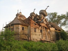 несколько лет говоришь.. А несколько столетий при грамотной постройке и обслуживании не хочешь?
На втором фото в частности постройка-1733-го года.
На третьем-кровля провалилась, а все кресты на месте. 
Учили-учили, а теоретиком ты так и остался :)