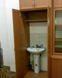 Сейчас обязательно кто то напишет, ЧТО ЭТО КАБИНЕТ в учреждении, где раковина смотрится несколько неуместно...
И будет прав... :)