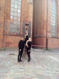 Это в Риге - Бременские музыканты))) Считается, кто достанет клюв петуха, тому повезет. А он достаточно высоко. Мой супруг допрыгнул)))