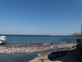 Таинственные и мифические места Крыма:
14. Фекальная река на пляже в Феодосии является мифической (согласно заверениям местных властей) но таинственно щекочет обоняние и вызывает массовые заболевания у отдыхающих...