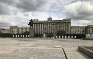 Мега-проект - Дом Советов на московской площади. 1936-1941 гг. постройки. Самое большое и тяжелое административное здание в стране на тот момент. По верху идет сложный, многофигурный скульптурный фриз, длиной 100 и высотой 5 м.