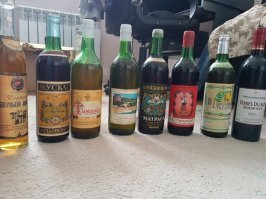 Ну, почему не было? Был прилив. Края полиэтиленовой пробки на него натягивались, когда в ход пошли полиэтиленовые пробки. Потом ножом приходилось рассекать внешний край пробки и после этого извлекать её из горлышка. Внутренняя трубка, как правило, входила в горлышко свободно, а герметичность обеспечивалась плотной посадкой внешнего цилиндра. У бутылок для шампанского конечно он более выражен. И ещё, в местпромах частенько лили в то, что было, когда горел план, в том числе и в возвратные бутылки из-под шампанского, хотя их сдать было очень трудно и на повторный розлив шампанского они не шли, как говорили тогда, микроцарапины и трещины могли привести к разрыву.