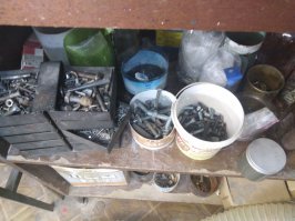 Стаканчик с болтиками?