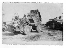 "на остальных предприятиях подобных машин все также собирали крайне не много". Возможно и меньше, но не крайне. Например всесоюзная комсомольско-молодёжная стройка "Северо-Крымского канала" обошлась без продукции БелАЗа. Грунты разрабатывали МоАЗами, и их там было просто море. В центре фотки, самосвальная автотелега МоАЗ и строители "Северо-Крымского канала". В правой части, скреперная связка МОаЗ, возможно на ремонте.