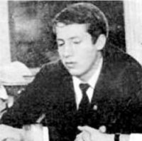 1 апреля 1974 года капитан команды КВН Московского института нефти и газа Ярослав Харечко спустился на лыжах с Потёмкинской лестницы.

Фотография события была в "Комсомолке", но в инете я её не нашёл.