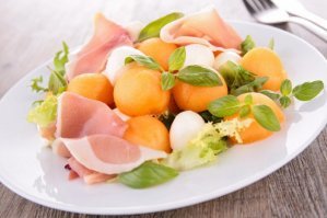 Причём тут наши общепиты? Тут кто то где-то про наши общепиты упомянул? Это мировая кулинарная практика, так дыню подают в ресторанах всей Европы. В Италии так вообще дыня с прошутто или пармской ветчиной это одно из национальных блюд. Да и испанцы от них не отстают - дыня с хамоном это классика жанра. И не в общепитах, а в дорогих ресторанах.