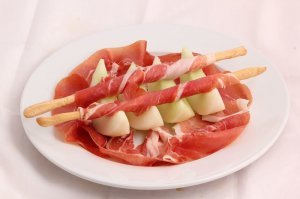 Причём тут наши общепиты? Тут кто то где-то про наши общепиты упомянул? Это мировая кулинарная практика, так дыню подают в ресторанах всей Европы. В Италии так вообще дыня с прошутто или пармской ветчиной это одно из национальных блюд. Да и испанцы от них не отстают - дыня с хамоном это классика жанра. И не в общепитах, а в дорогих ресторанах.