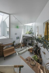 Справа от часов, я так понимаю туалет, если так то автор статьи обманул, сказав, что нет стен кроме внешних.