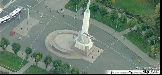 Туристам простительно, они, как бы это сказать... Туристы, и еще и пьяные. Просто эта история, ну прям вопиющая. Это ж защитники независимой демократической страны! И, кстати, трезвые. А что касается туриков, то они такое исполняют раза два в месяц. Прям эпидемия какая-то, может памятник им что-то напоминает?