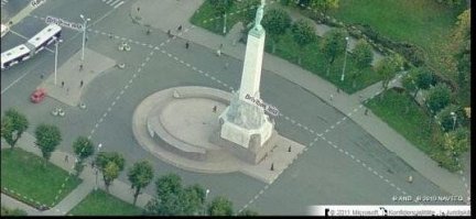 Туристам простительно, они, как бы это сказать... Туристы, и еще и пьяные. Просто эта история, ну прям вопиющая. Это ж защитники независимой демократической страны! И, кстати, трезвые. А что касается туриков, то они такое исполняют раза два в месяц. Прям эпидемия какая-то, может памятник им что-то напоминает?