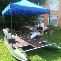 Простите, а что здесь исполнено из ПВХ-труб? Каркас на катамаране из алюминиевых труб, скорее всего ручек от носилок, навес вообще из квадратного профиля.