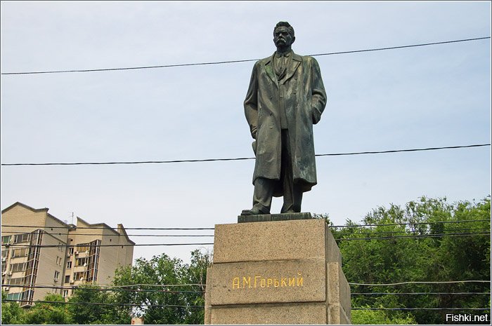 Проклятые ЕГЭшники ему еще и памятник воздвигли. И у кремлевской стены похоронили.