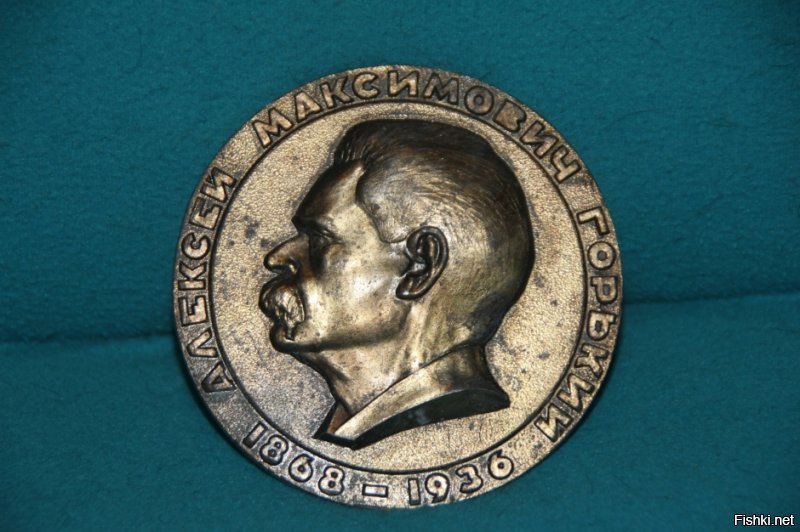 "...Максим Горький как был Максимом, так Максимом и остался, он не стал Алексеем Максимовичем...."
_________________________
Да как же не стал-то? Вам автор поста про то и толкует, что стал. И его этот факт удивляет, когда он смотрит на указатель "ул. Алексея Горького".