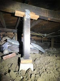 То есть скелет, гигантский череп и могильные плиты никого не смутили...