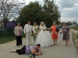 С вами лидер постов про упоротые свадебные фотографии. 
Ни одна, вот ни одна подборка без этого фото не обходится!