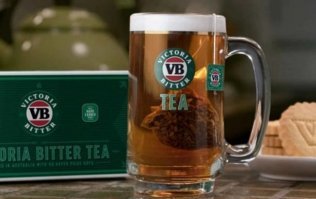 Видимо так как этот чай ))) 
Чай со вкусом пива появился в Австралии. Большую часть нового напитка раскупили в первое же утро. Напиток также пахнет, как пиво.
Австралийская пивная кампания Victoria Bitter выпустила чай со вкусом пива. Об этом сообщает Daily Mail.

В каждом пакетике напитка содержится хмель и листья черного цейлонского чая. Напиток полностью безалкогольный, потому его можно пить в любое время.

Чай появился на рынке в понедельник, 29 июля, и в это же утро большую часть нового товара раскупили.  Отмечается, что напиток напоминает пиво на вкус и запахом.

Компания выпустила новинку накануне турнира по крикету. Создатели напитка призывают "бойкотировать английский завтрак и пить чай от VB в ранние часы и будние дни", заменяя им пиво.

Стоит такой чай десять долларов и купить его можно только на территории Австралии.