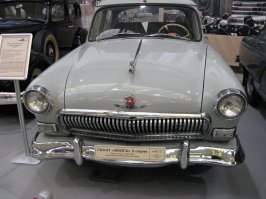 Классный музей! Был 2 года назад, и понял, что надо ещё посетить (благо живу рядом). Судя по фото - очень много изменений. Надеюсь, что исправили косяк с Волгой ГАЗ-21. В экспозиции были представлены Волги всех 3-х серий, но на самом деле Волга, подписанная "3 серия" на самом деле была второй, только с замененной решеткой. А бампер (с клыками!), эмблема и подфарники остались от второй серии, да и олень и молдинг на капоте на 3-й серии не ставился. Причем в стороне, на антресолях стояла реальная 3-я серия.